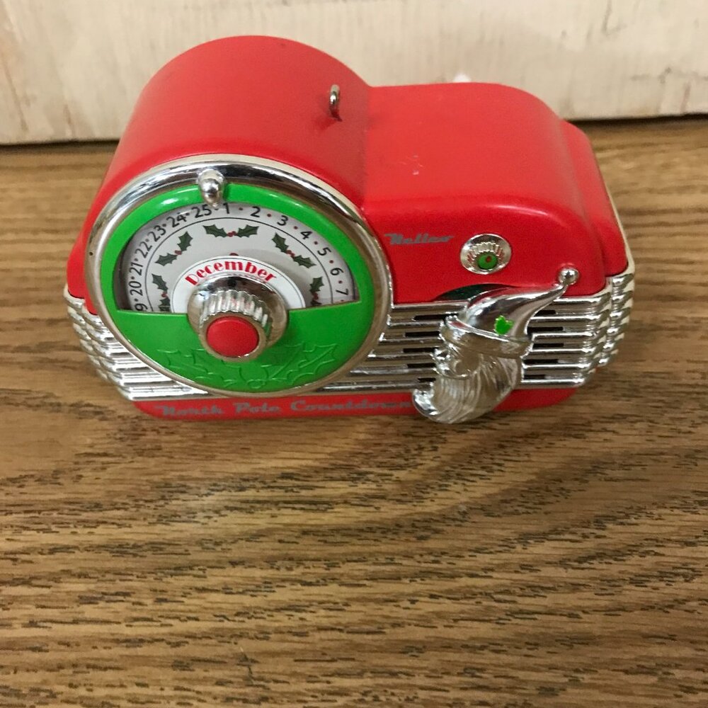 Hallmark Keepsake 2013 North Pole Countdown Radio with MP3 Player Red - Picture 5 of 6